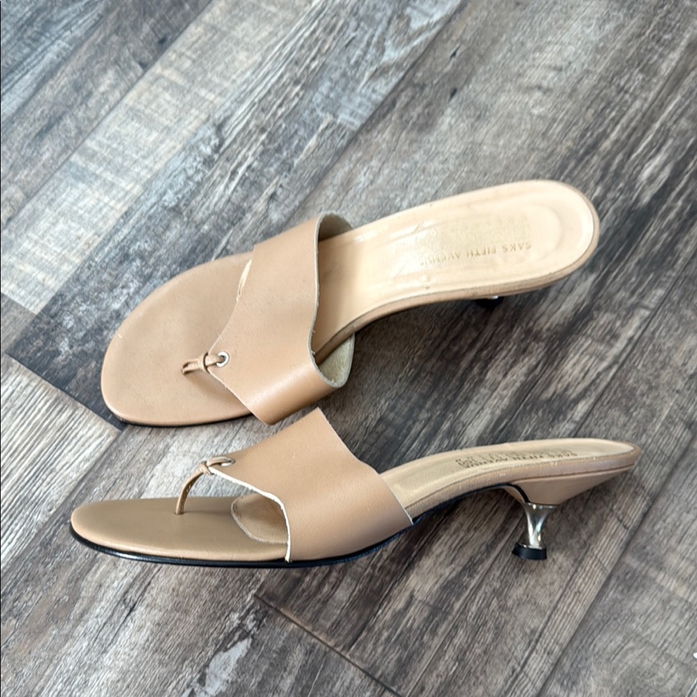 Saks Fifth Avenue tan leather kitten heel flip flop sandals
